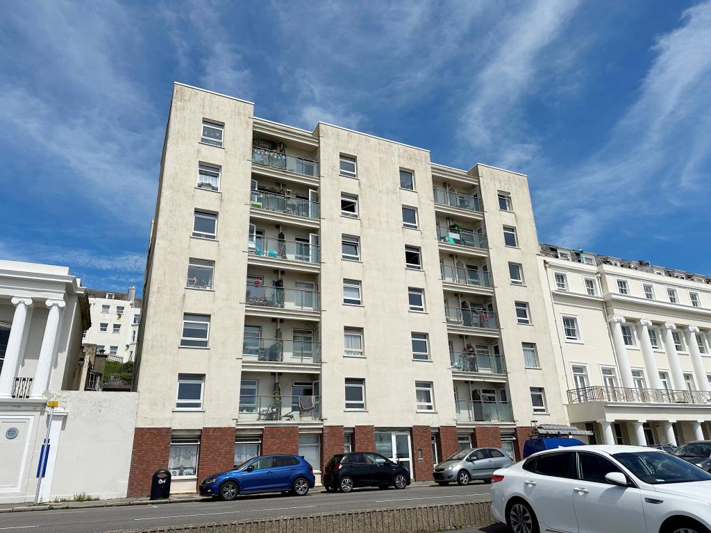 Lot: 35 - TWO-BEDROOM PENTHOUSE WITH ROOF TERRACE AND SEA VIEWS - Outside of Property